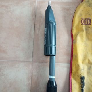 Pértiga con detector tesión.
