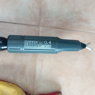 Pértiga con detector tesión.