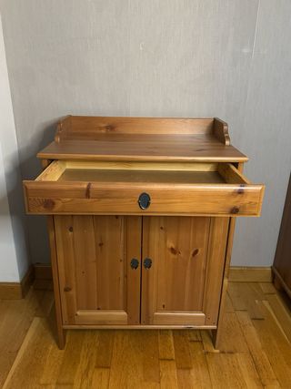 Armario de madera con cajón y puertas dobles