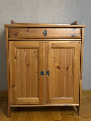 Armario de madera con cajón y puertas dobles