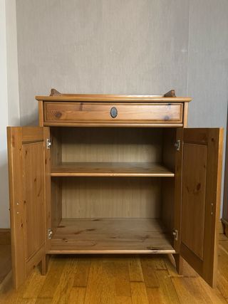 Armario de madera con cajón y puertas dobles