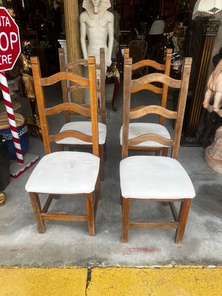 Conjunto de 4 sillas rústicas de madera