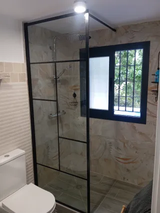 Mamparas, cristalería, aluminio y servicio manitas