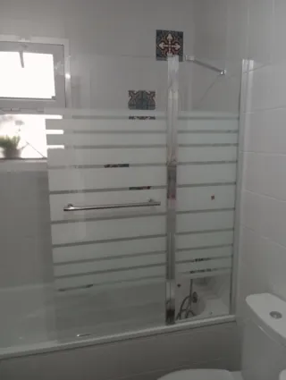 Mamparas, cristalería, aluminio y servicio manitas