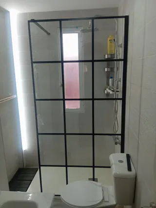 Mamparas, cristalería, aluminio y servicio manitas