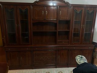 Mueble antiguo de madera y cristal
