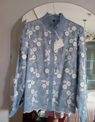 Blusa azul con bordados florales blancos Talla L