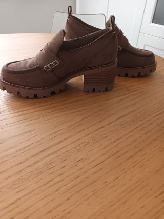 Zapatos serraje beis marca Carmela