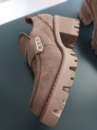 Zapatos serraje beis marca Carmela