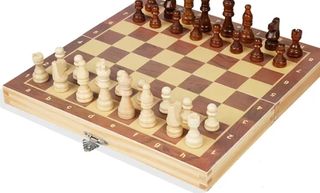 Ajedrez de madera nuevo