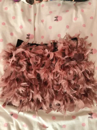 Falda de plumas rosa y negra