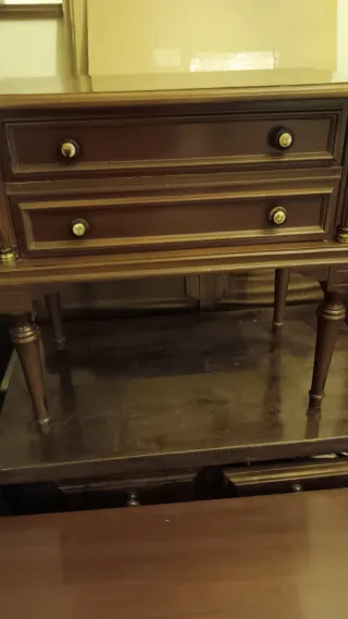 Comodino e comodini antichi con specchio