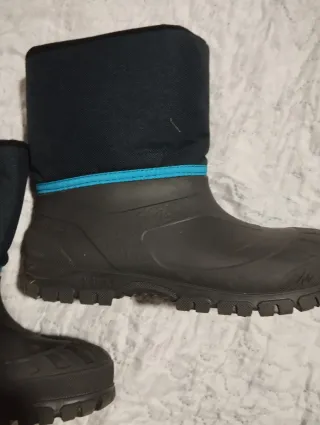 Botas de nieve negras y azules