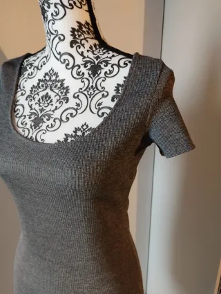 Abito grigio con maniche corte