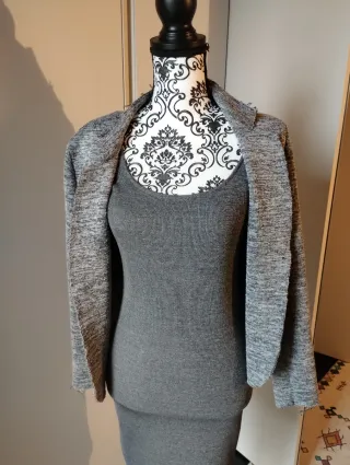 Abito grigio con maniche corte