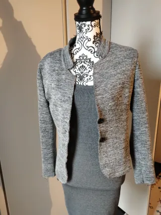 Abito grigio con maniche corte