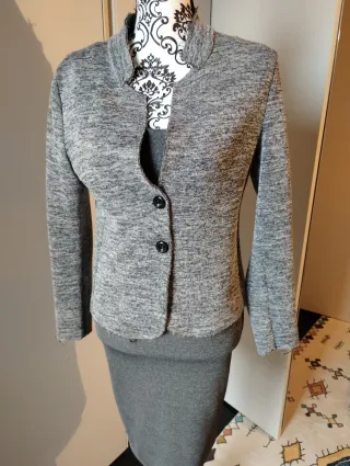 Abito grigio con maniche corte