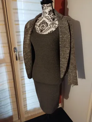 Abito grigio con maniche corte