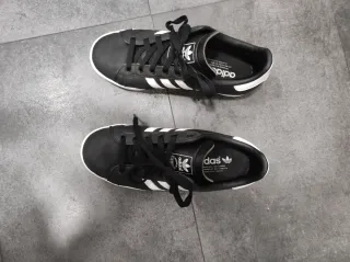 Zapatillas Adidas Negras y Blancas de piel