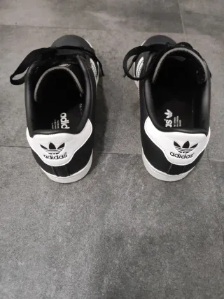 Zapatillas Adidas Negras y Blancas de piel