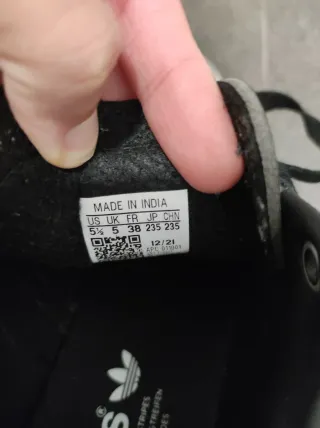 Zapatillas Adidas Negras y Blancas de piel