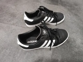 Zapatillas Adidas Negras y Blancas de piel