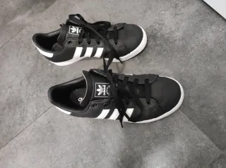 Zapatillas Adidas Negras y Blancas de piel