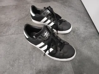 Zapatillas Adidas Negras y Blancas de piel