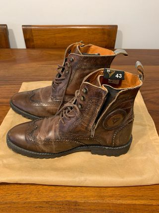 Botas moto casual marrones. By City.