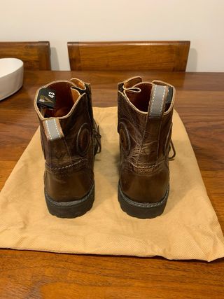 Botas moto casual marrones. By City.