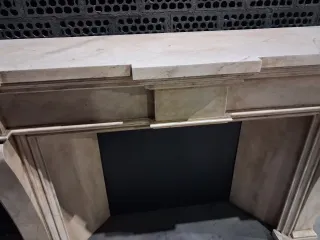 Chimenea decorativa de mármol y piedra