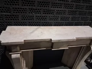 Chimenea decorativa de mármol y piedra