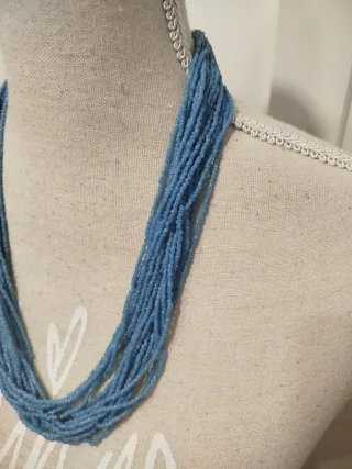 Collar de bolitas azul