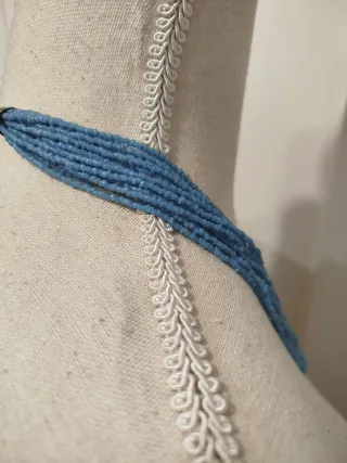 Collar de bolitas azul