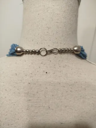 Collar de bolitas azul