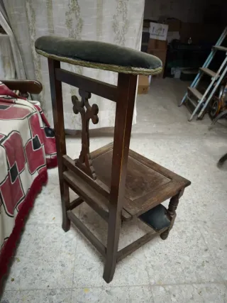 Reclinatorio antiguo de madera y terciopelo