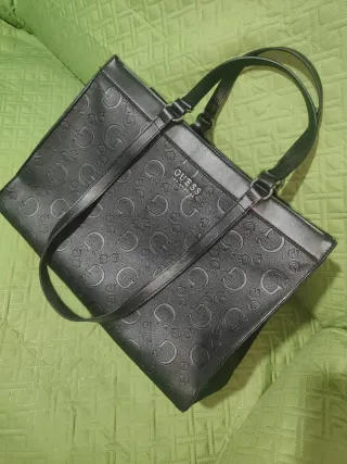 Bolso Negro Guess con Logo GG