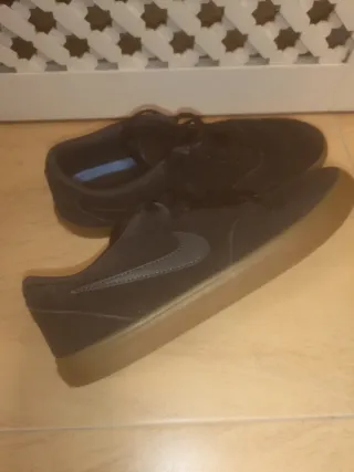 Zapatillas Nike Negras Suela Marrón