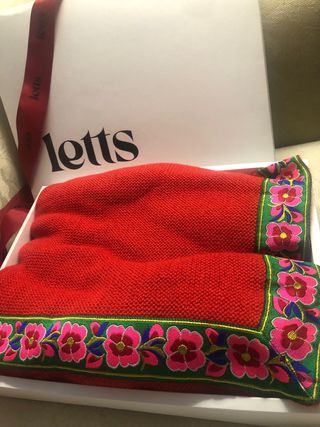 Manta de alpaca artesanal roja