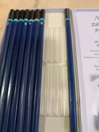 Caja metálica con lápices de dibujo