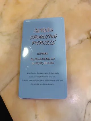 Caja metálica con lápices de dibujo