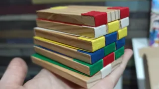 Juguete de madera con bloques de colores