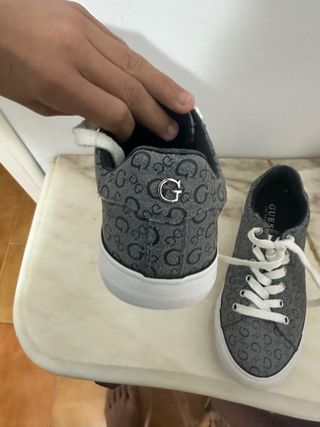 Zapatos Guess grises con logo