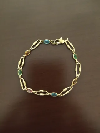 Pulsera dorada con piedras multicolor