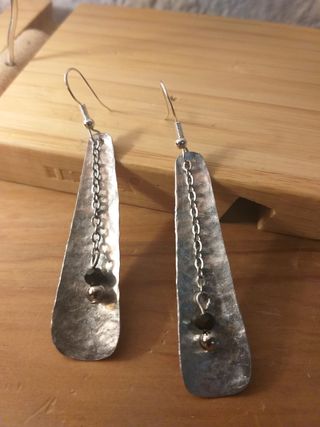 Pendientes artesanales plateados y negros
