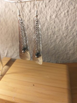 Pendientes artesanales plateados y negros