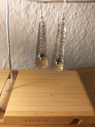 Pendientes artesanales plateados y negros