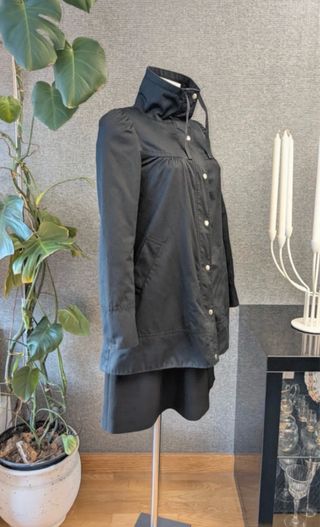 Parka negra con cuello alto
