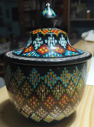 Jarrón de cerámica pintado a mano