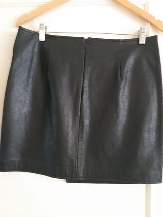 Falda negra Stradivarius